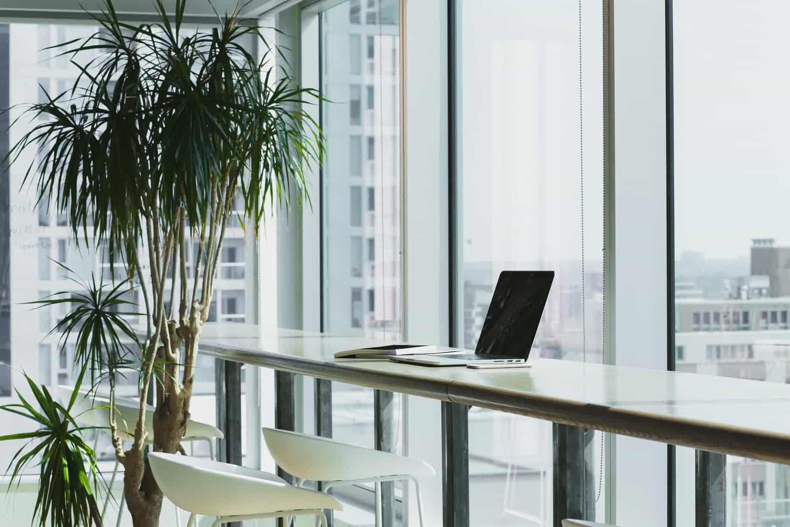 Escritório moderno com mesa de trabalho e vista urbana